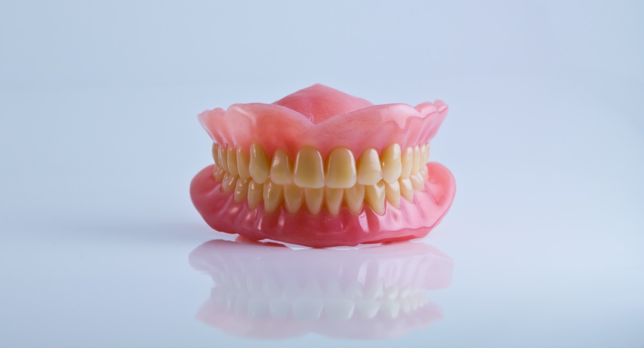Gengiva sangrando ao escovar os dentes ou usar o fio dental? Saiba as possíveis causas desse problema